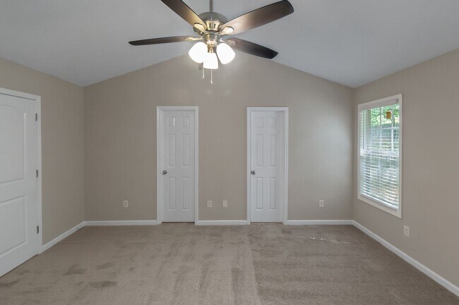 Building Photo - BEAUTIFUL 3 BEDROOM / 2 BATH HOME WITH PRIVACY FENCE!