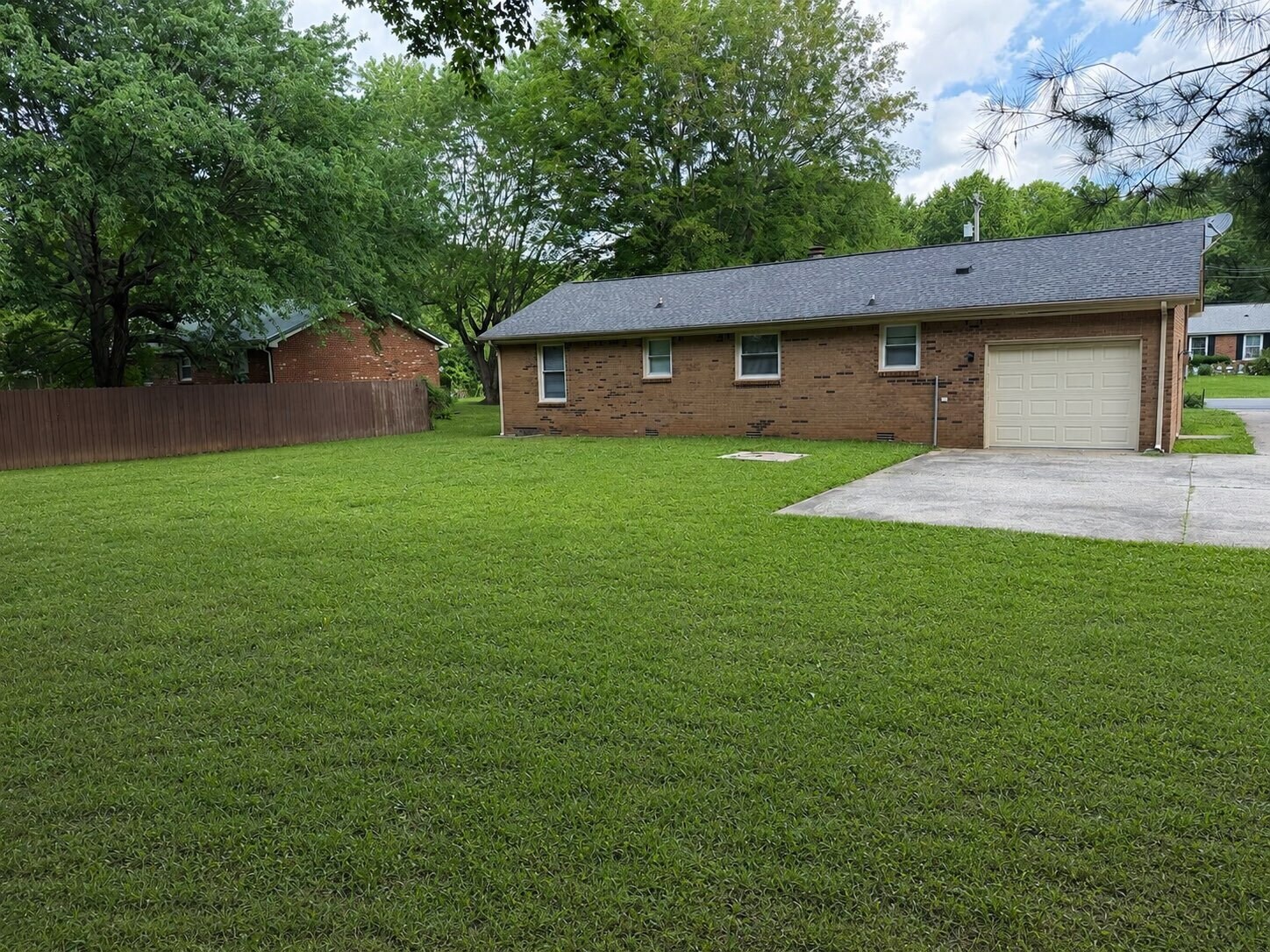Building Photo - 365 Welchwood Dr