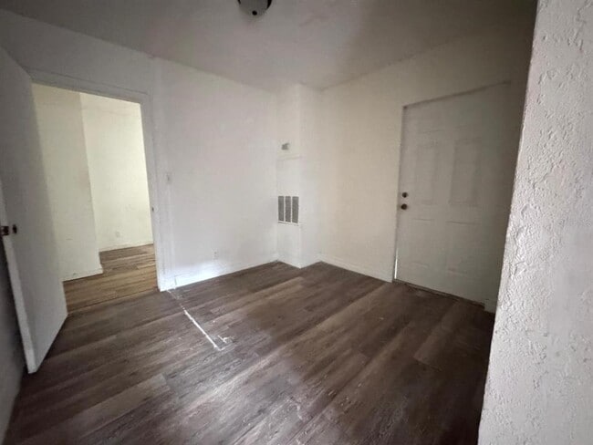 Building Photo - 728 Columbia St