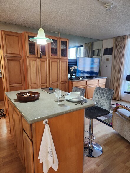 Work or Eat Island - 300 Wai Nani Way