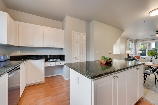Building Photo - 2 bd 1.75 bath Lynnwood Townhome  availabl...