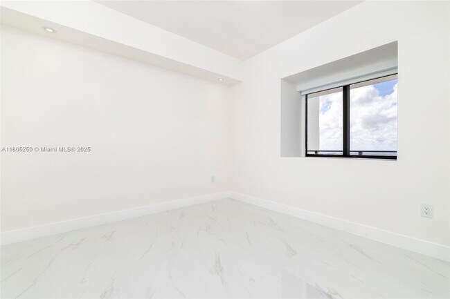 Building Photo - 700 NE 24th St