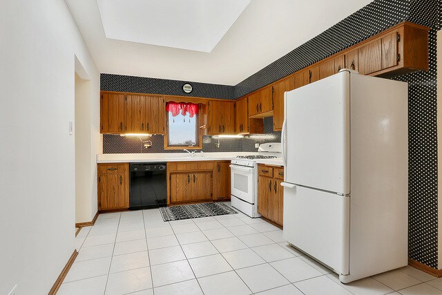 Building Photo - 15433 Begonia Ct