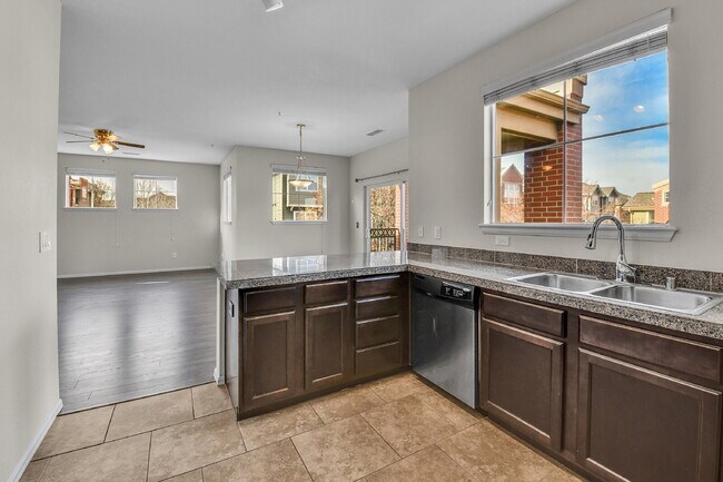 Building Photo - $1,800 - 1 Bed, 1.5 Bath Condo in Denver with In Unit Laundry in Great Location!