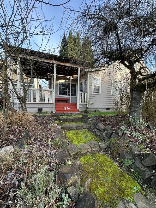 Building Photo - 3 Bed Room 1.5 Bath