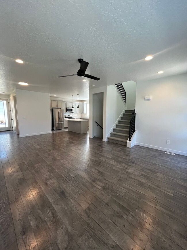Building Photo - Spacious 3 Bed 2.5 Bath Home Available Jun...