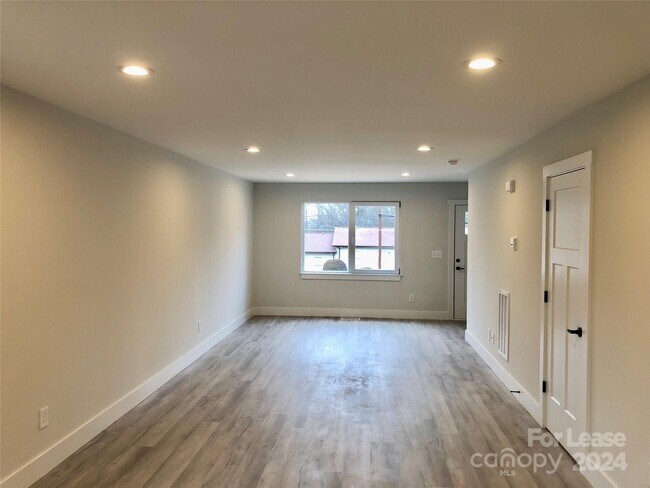 Building Photo - 413 2nd St Pl SE