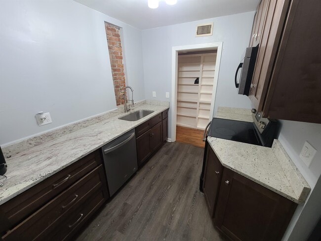 Building Photo - 207 Edwards St