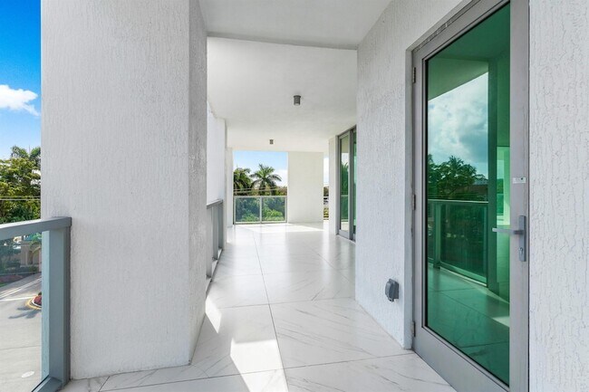 Building Photo - 495 E Royal Palm Rd