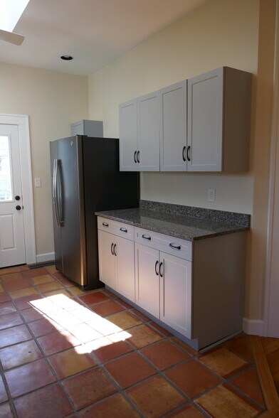 Building Photo - 145 S Columbia Dr