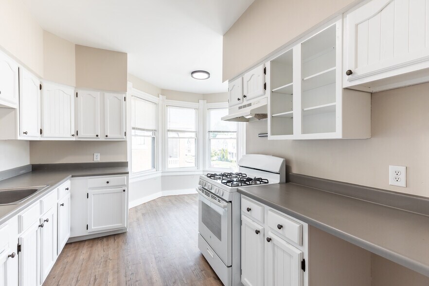 Building Photo - 1949 Hudson Ave