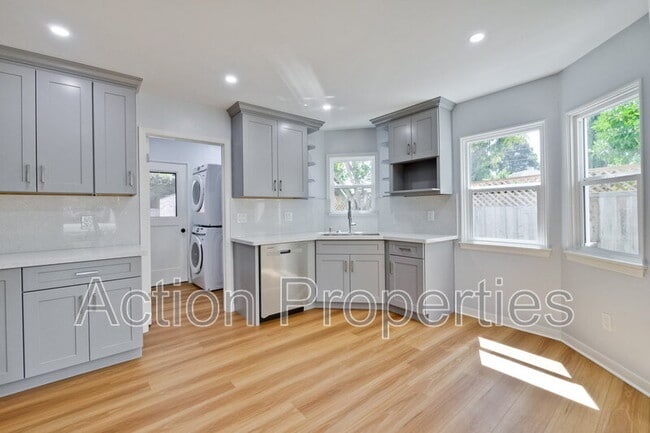 Building Photo - 152 S Bayview Ave