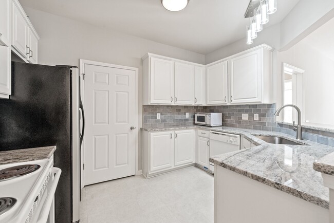 Building Photo - 2 Bed, 2 Bath in the Heart of Ballantyne!