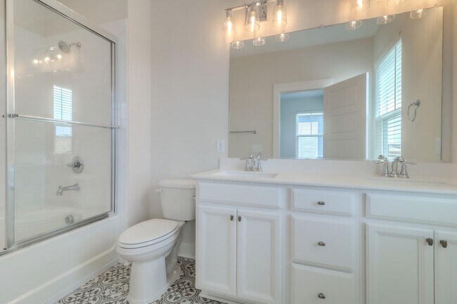 Building Photo - Beautifully Maintained 3 Bedroom, 2.5 Bath...