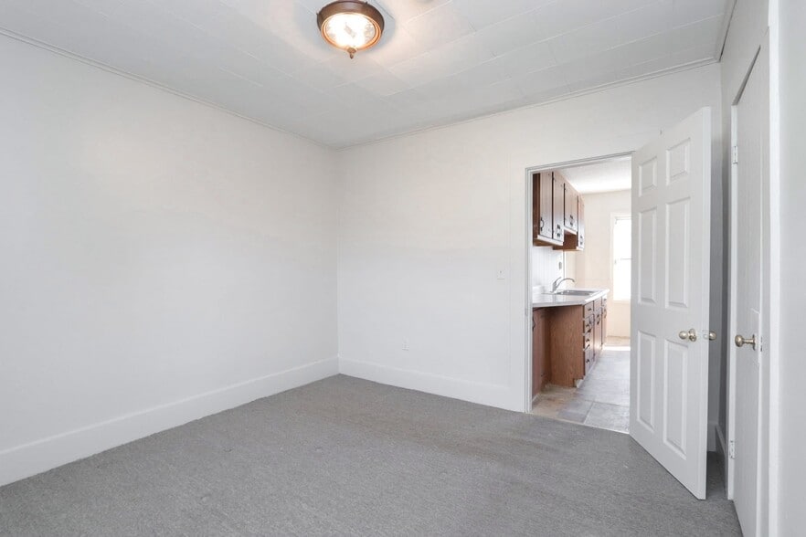 Bedroom 1 - 32 Parker St