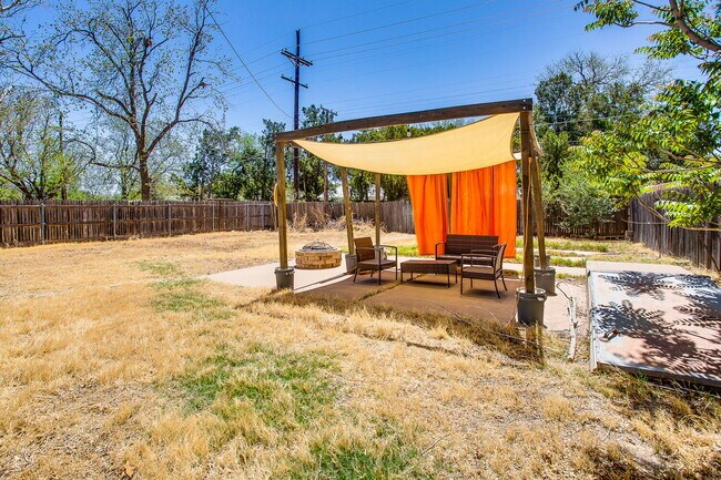 Building Photo - Short term leasing option through the end ...