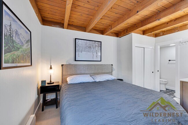 Building Photo - Gorgeous Remodeled Treehouse 2 Bed with Mo...