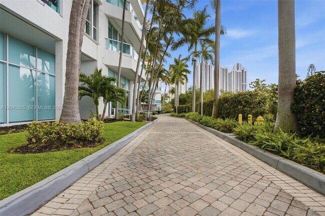 Building Photo - 16500 Collins Ave