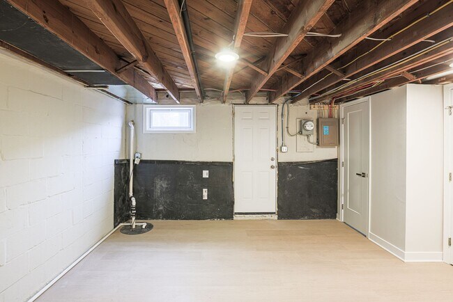 Building Photo - 3 BR 1-1/2 Baths MUST SEE- ACCEPTING HOSUING VOUCHERS!