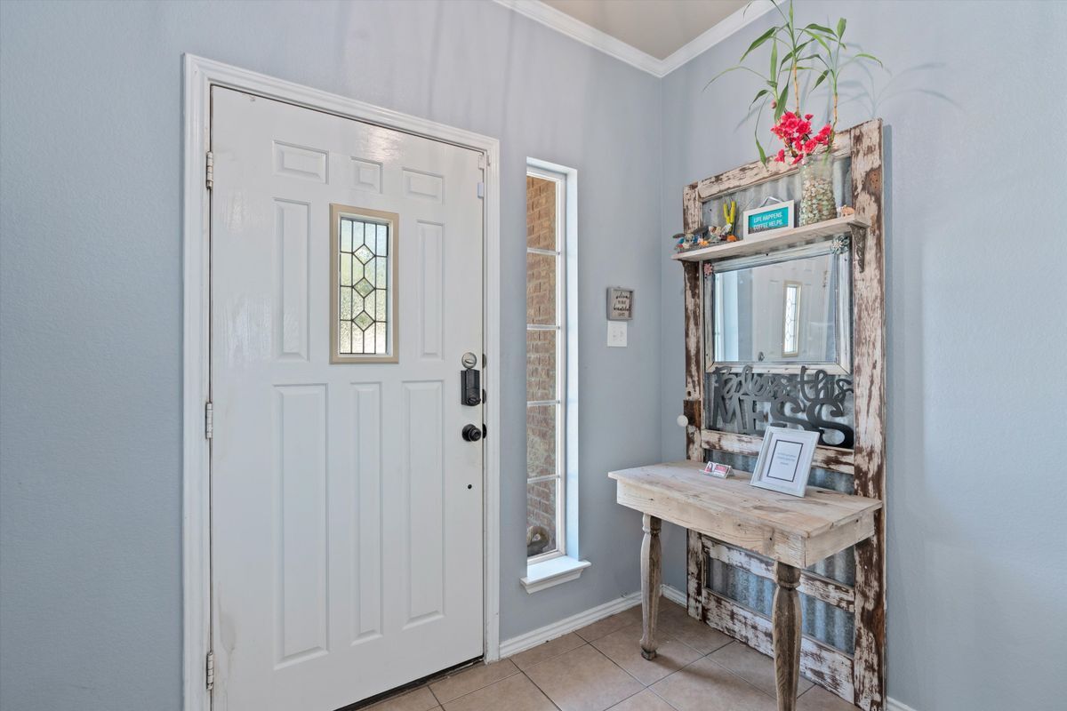 Building Photo - 2108 Scott Dr