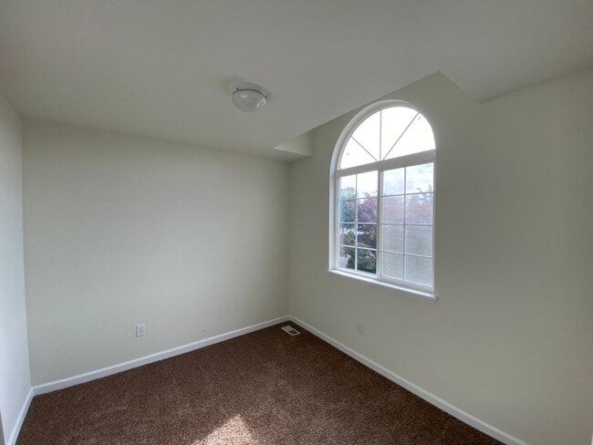 Building Photo - Clean 3 bed well-maintained & pet free hom...