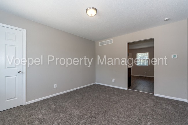 Building Photo - 2 Bedroom 1 Bath Remodeled KCK Duplex