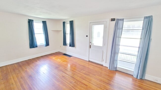 Building Photo - 3 Bed / 1 Bath Single Family Home