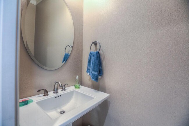 Building Photo - 1043 Memorial Village Dr