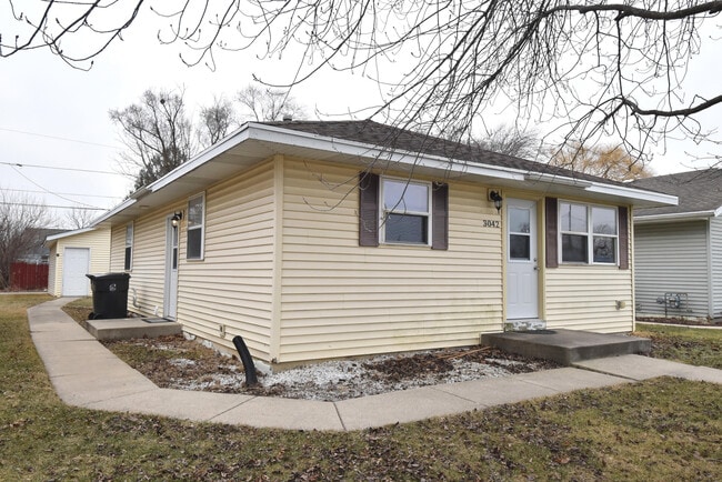 Building Photo - 3042 Hamlin Ave