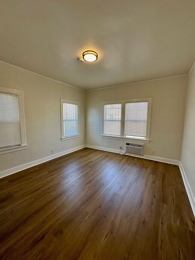 Building Photo - Nestled in the vibrant heart of Los Angeles, CA. This 2 Bedroom 2 Bath Won't Last Long!