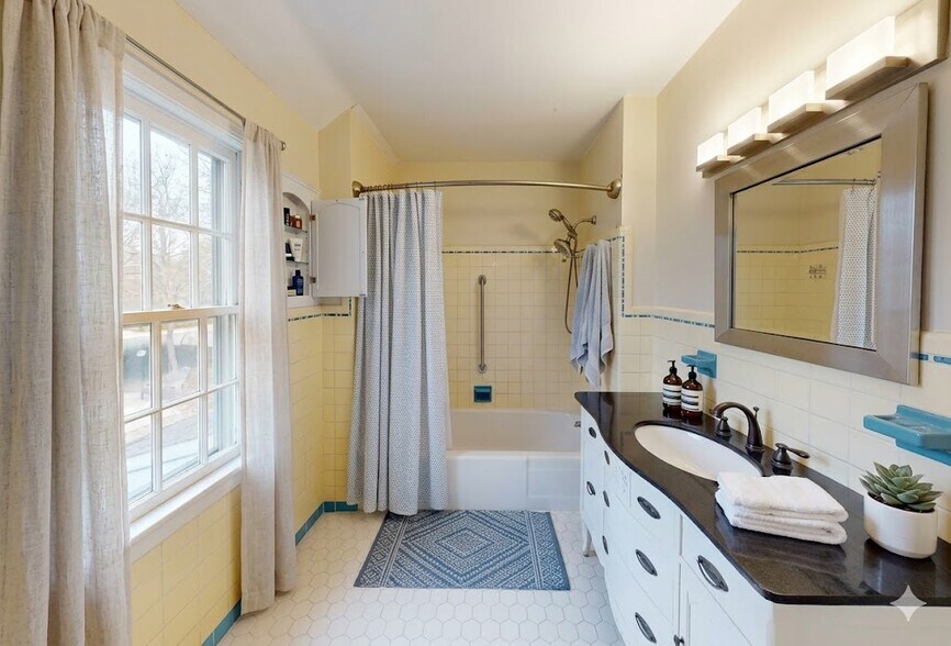 Building Photo - 2223 Saratoga Dr