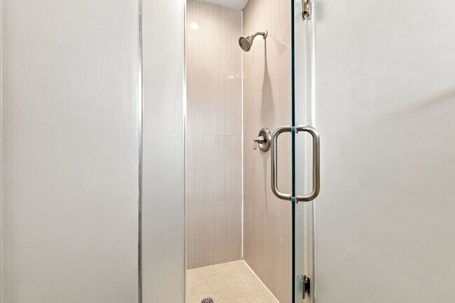 Building Photo - 935 Castlewood Dr