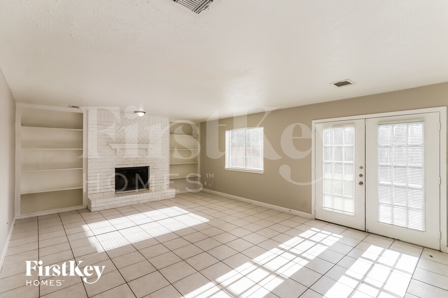 Building Photo - 7447 Woodland W Dr