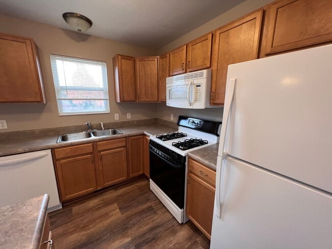 Building Photo - Spacious Split-Level Retreat Just Minutes ...