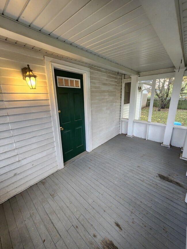 Building Photo - 612 S 8th St