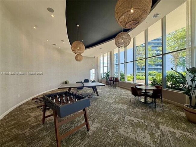 Building Photo - 700 NE 24th St