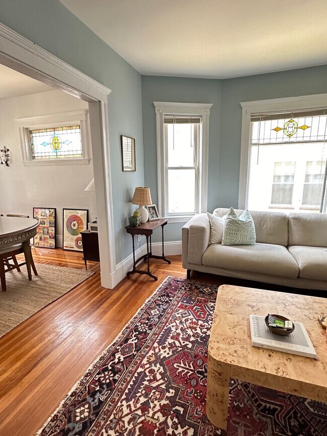 Building Photo - The Perfect 2bed/1bath with Porch, Private...