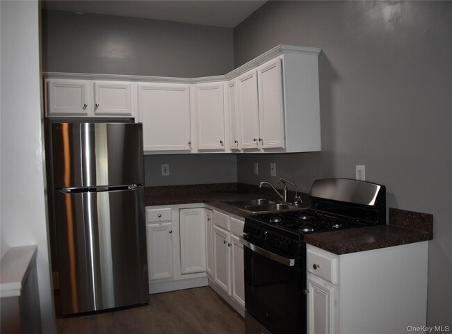 Building Photo - 30 Willow Rd