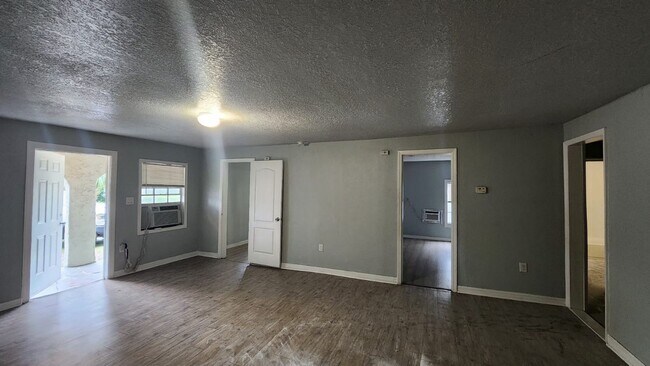 Building Photo - 3214 E 10th Ave