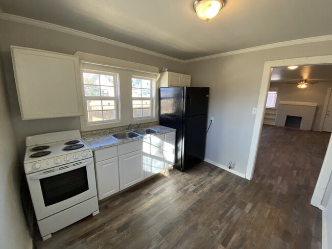 Building Photo - Spacious 2 Bed 1 Bath!