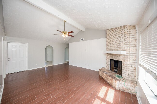 Building Photo - Coming Soon! Southwest Houston 3 bed/2 bat...