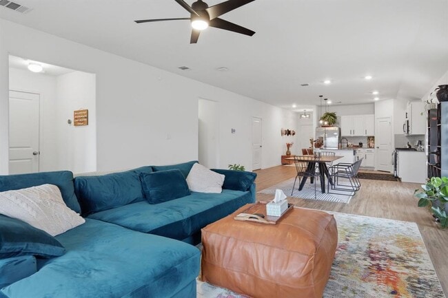 Building Photo - 129 Esparza Dr