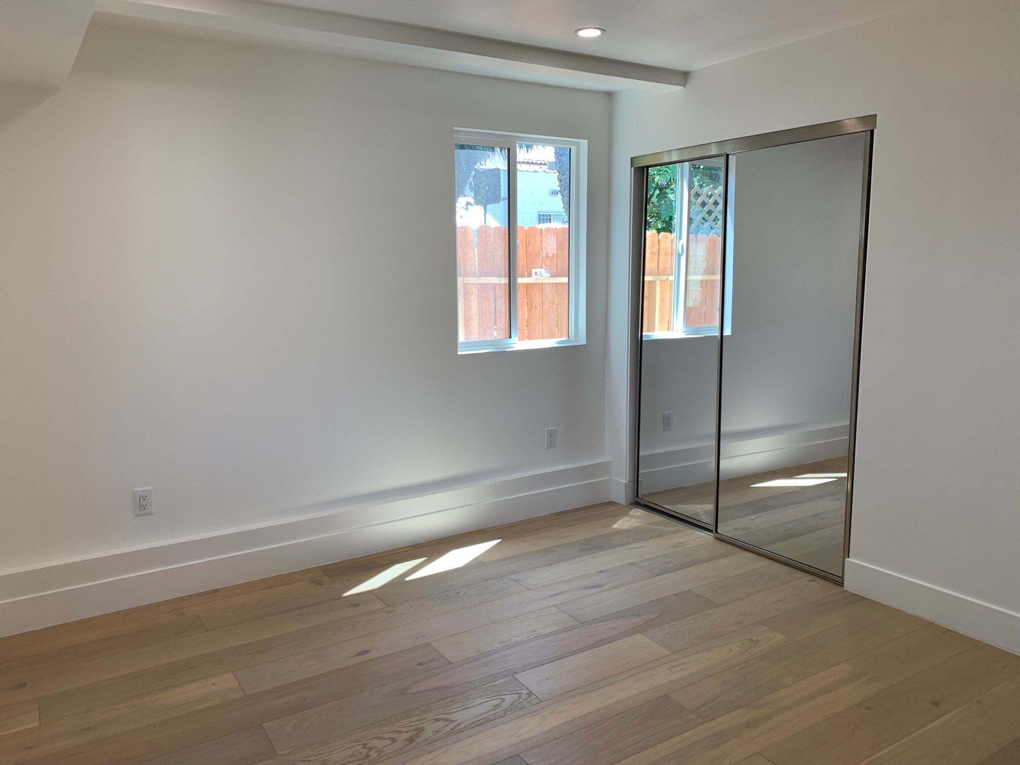 Building Photo - 1346 S Mansfield Ave