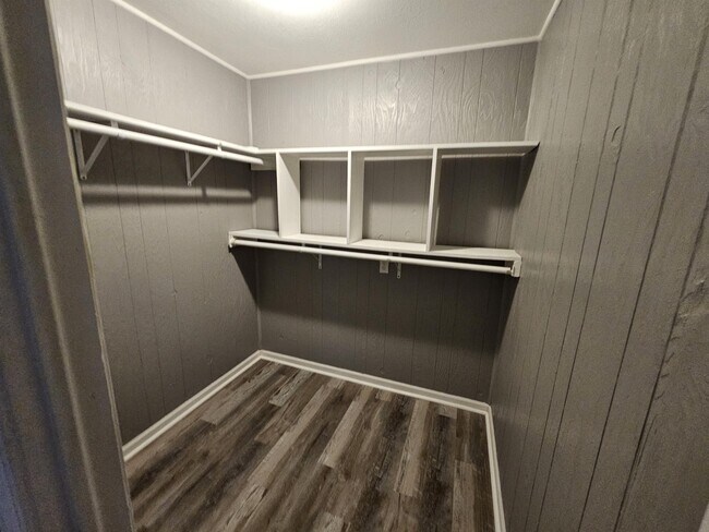 Building Photo - 4211 E 54 St