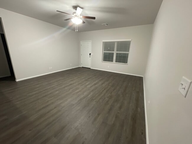 Building Photo - *Pre-leasing* Three Bedroom | Two Bath Hom...