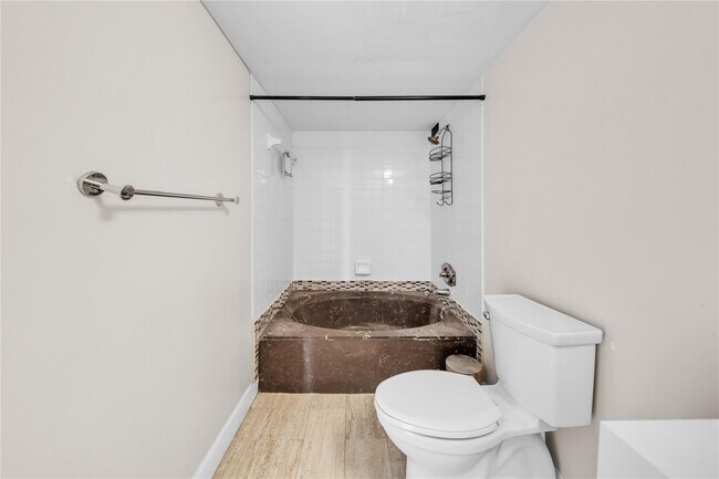 Building Photo - 1000 Parkview Dr