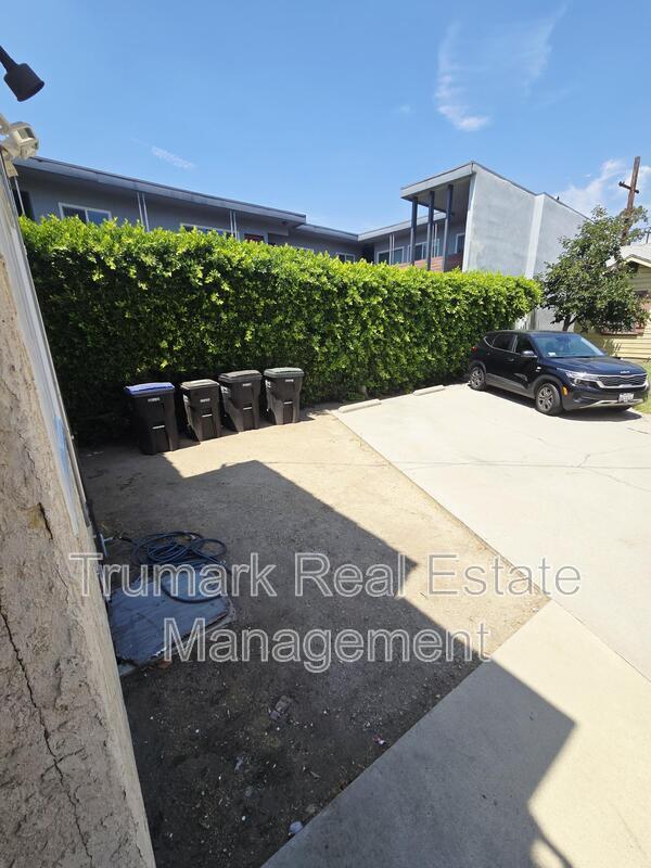 Building Photo - 1457 E Wilson Ave