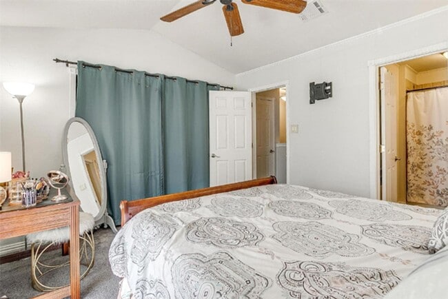 Building Photo - MOVE IN SPECIAL 3rd month FREE - Lovely 2-...