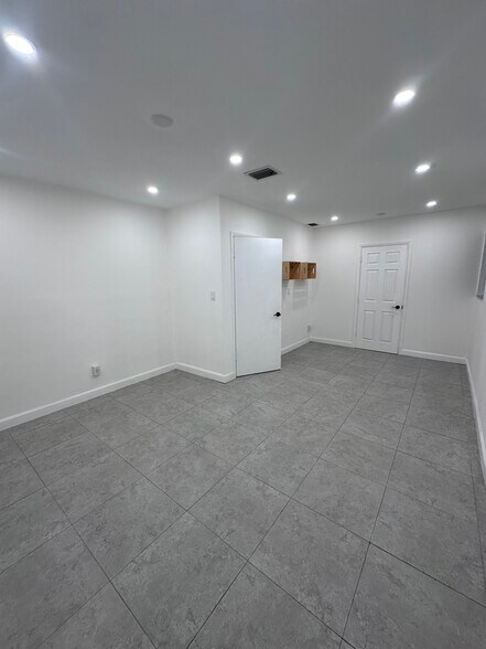 Building Photo - 3801 SW 31st Dr