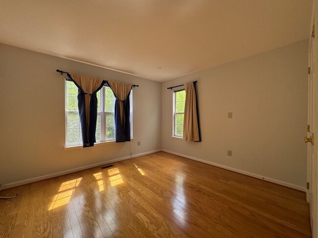 Building Photo - Beautiful 2 Bed 2 Bath End-Unit Townhome I...